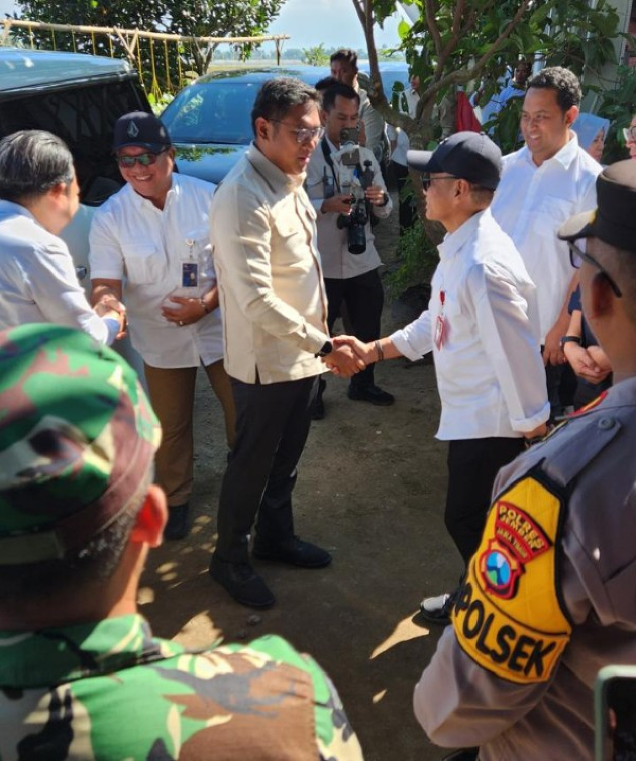 Kadis Pertanian dan Ketahanan Pangan Provinsi Jawa Timur, Heru Suseno menyambut kadatangan Wakil Menteri Pertanian RI, Sudaryono saat panen padi di Jember. (ist)