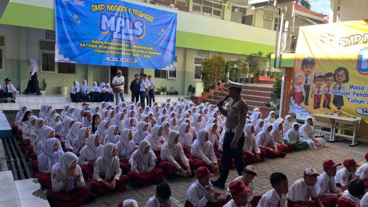 Operasi Patuh Semeru 2025, Polres Mojokerto Edukasi Pelajar Tertib Lalin dan Berbagi Helm Gtatis