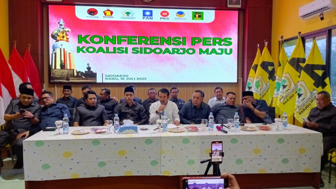Ketua DPD Golkar Sidoarjo bersama koalisi Sidoarjo Maju saat menggelar konferensi pers di kantor DPD Golkar Jl. Ahmad Yani Sidoarjo. (foto: zainul/ B-news.id)