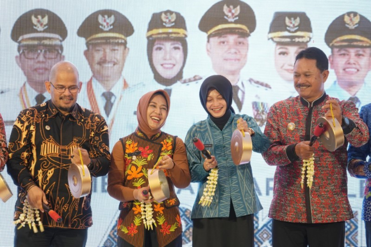 Wali Kota Mojokerto Ning Ita bersama beberapa Wali Kota lainnya dalam APEKSI ke-13 di Kediri. (ist)