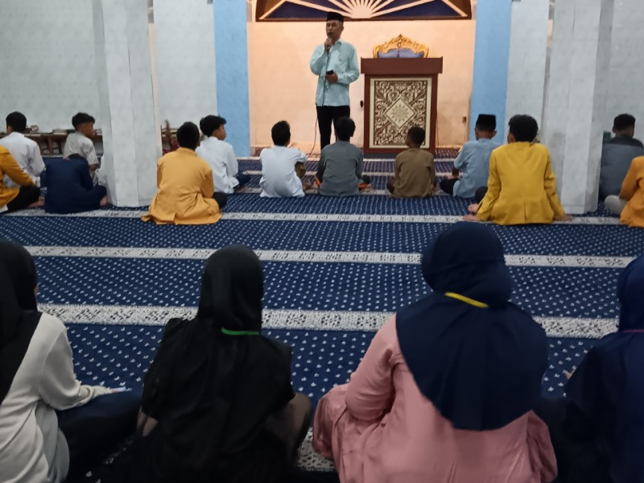 Siswa baru SMPMuhamnadiyah 4 mendengar tausiyah di Masjid At Taqwa. (ist)