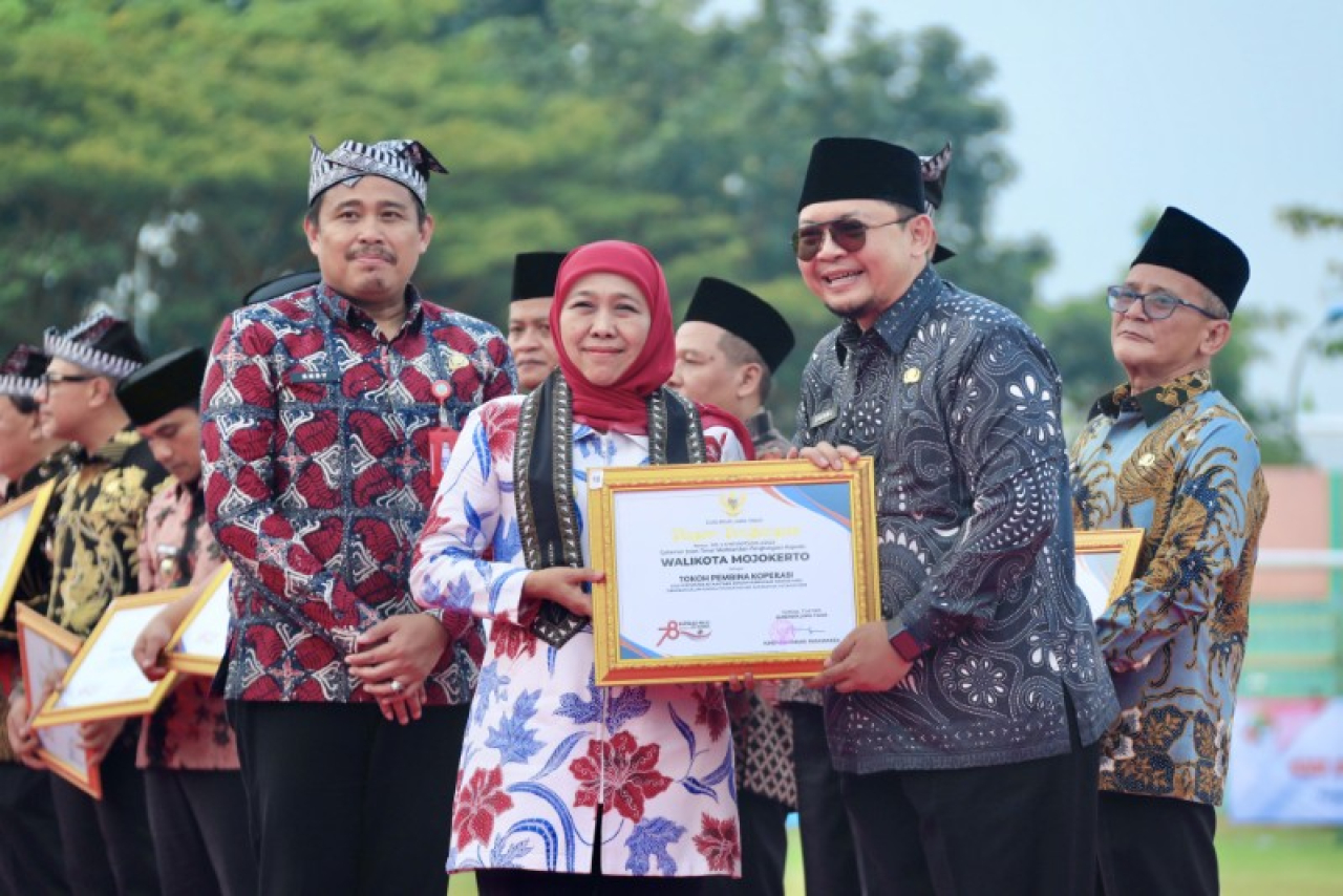 Wakil Wali Kota Mojokerto Rachman Sidarta Arisandi menerima penghargaan Tokoh Pembina Koperasi dari Gubernur Khofifah Indar Parawangsa. (ist)