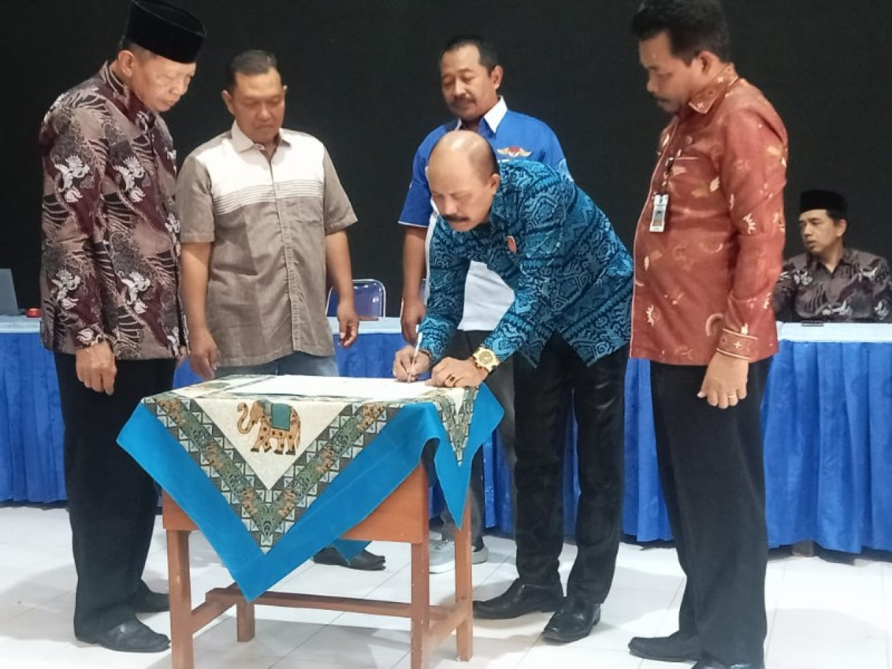 Foto ke 2 penandatanganan fakta integritas Kominfo Sekolah, Wali Murid, Kep Sek dan MAPI Saberpungli Regional III Jatim. (ist)