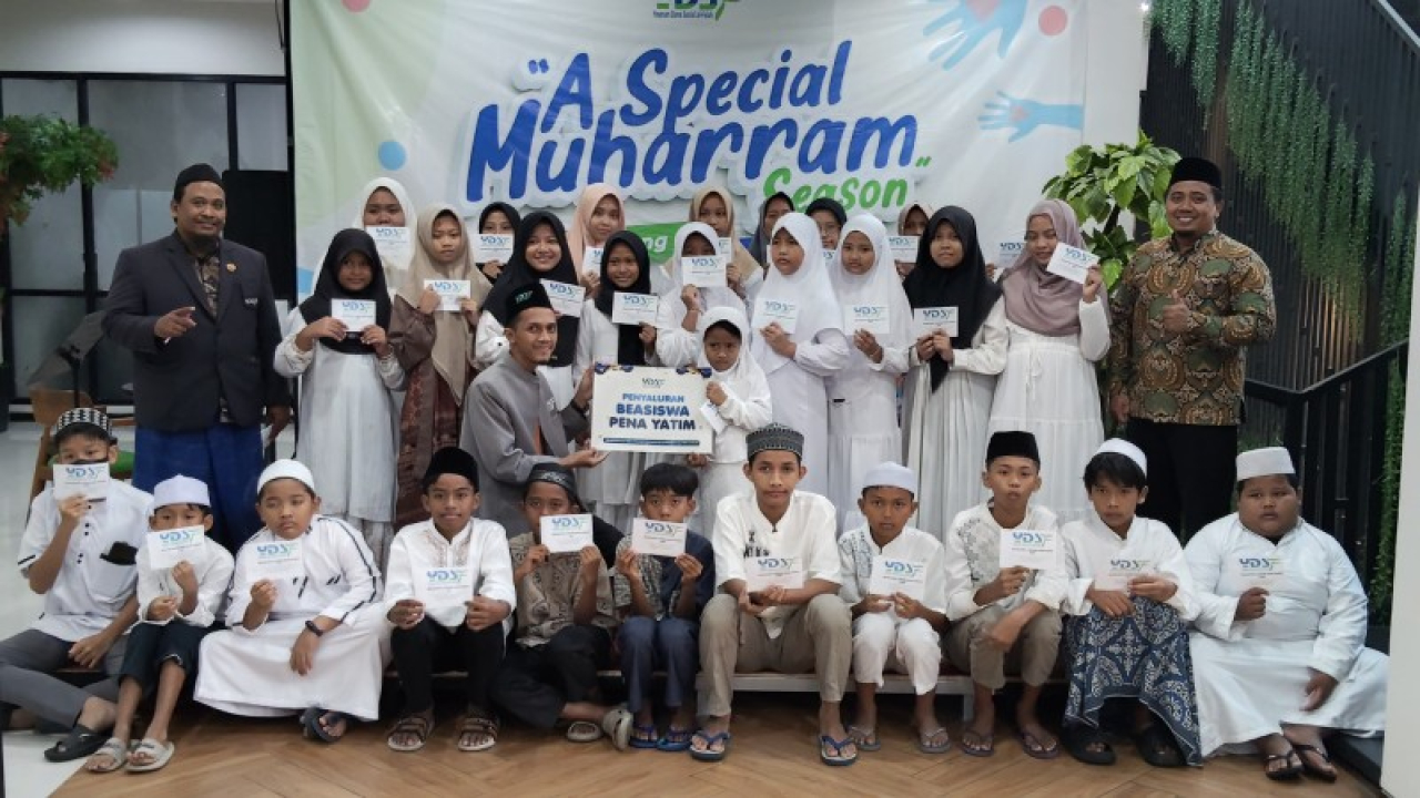 Kepala Cabang YUSUF Gresik bersama adik yatim. (ist)