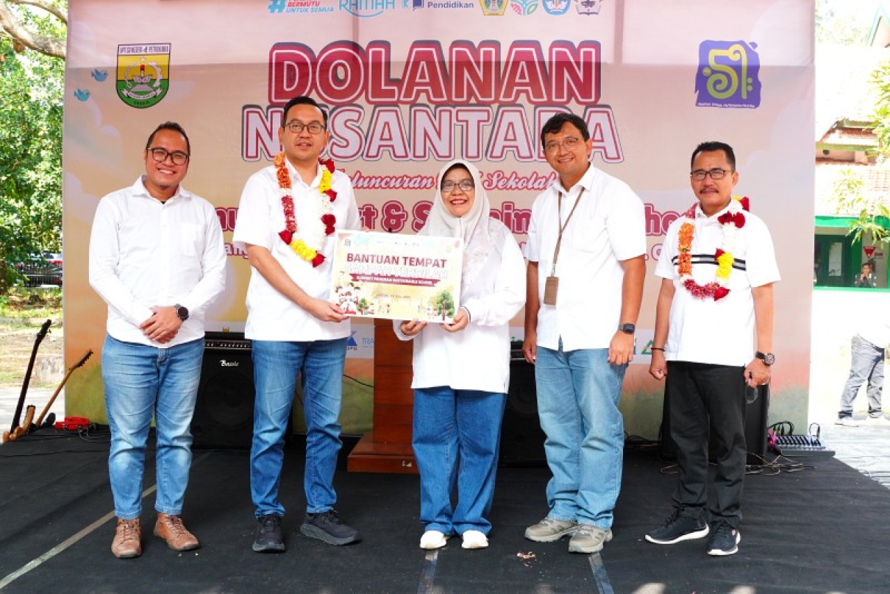 Kadispendik dan Kepala SDN Petrokimia saat launching Dolanan Nusantara. (ist)