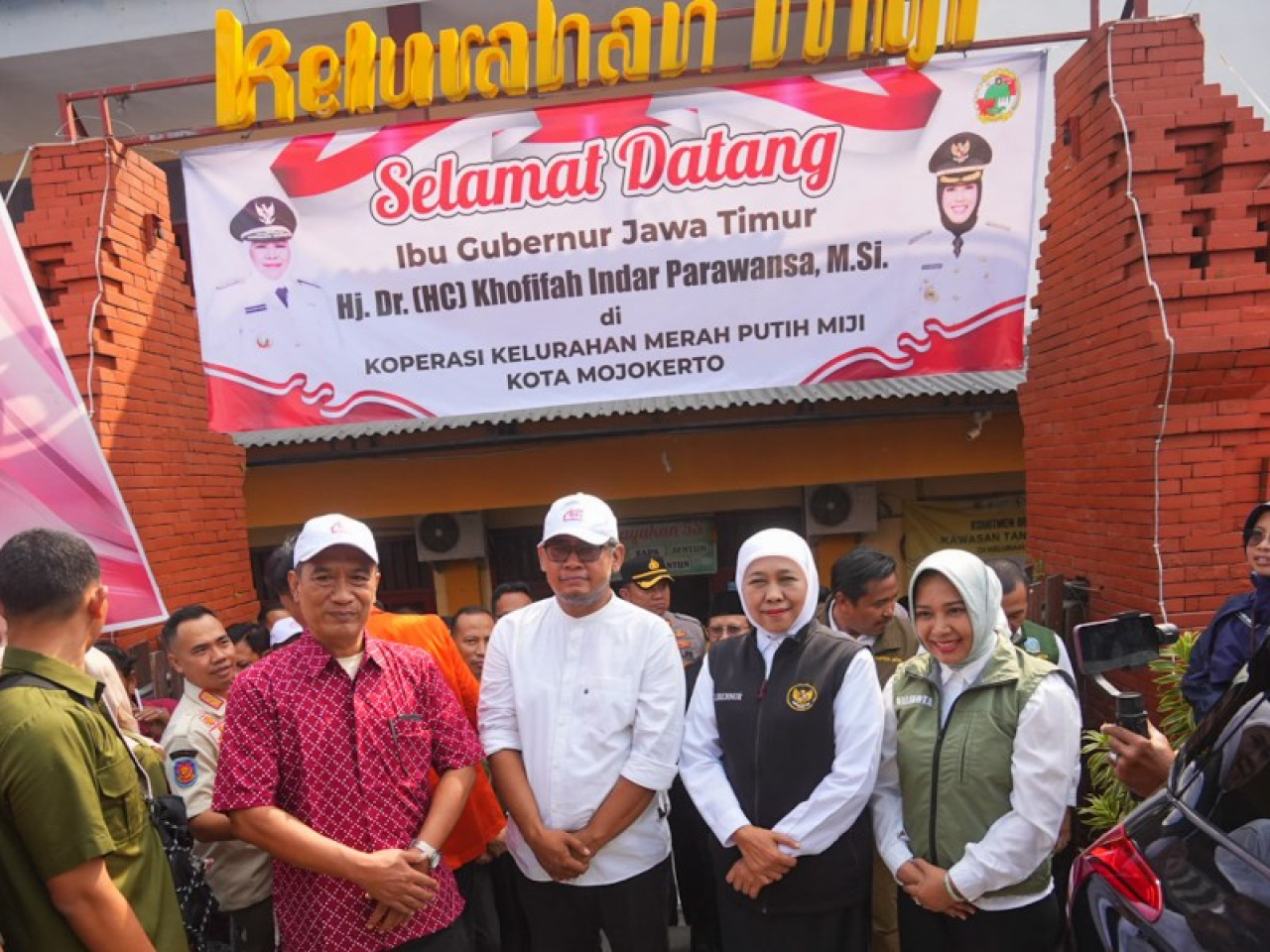 Gubernur Jatim Khofifah didampingi Wali Kota Mojokerto Ning Ita dan pengurus KMP Miji. (ist)
