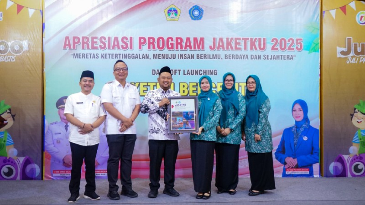Bupati Fandi Akhmad Yani, Wakil Bupati Gresik menyerahkan plakat pada ketua PKK. (ist)