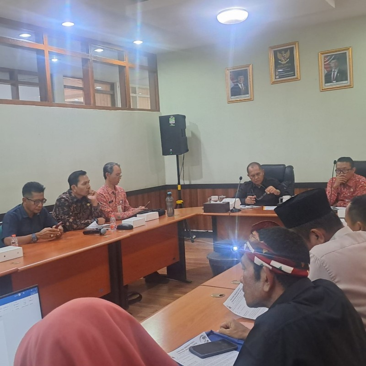 Audensi warga Dusun Mendek didampingi PSPLM bertemu Sekretaris Daerah Kabupaten Mojokerto Teguh Gunarko. (foto: eko/B-news.ideko)