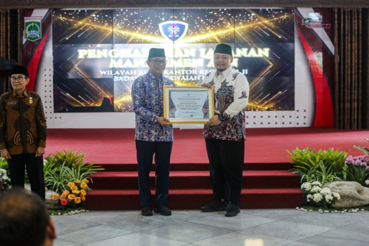 Wakil Wali Kota Mojokerto Rachman Sidarta Arisandi saat menerima penghargaan dari BKN. (ist)