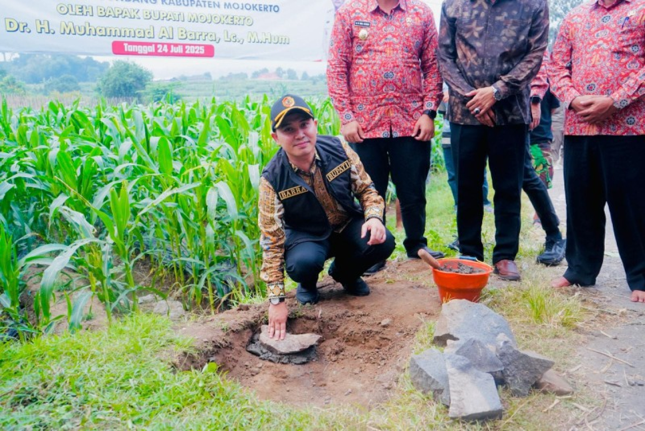 Bupati Mojokerto Muhammad Al Barra saat peletakan batu pertama pembangunan jembatan Bubak. (ist)