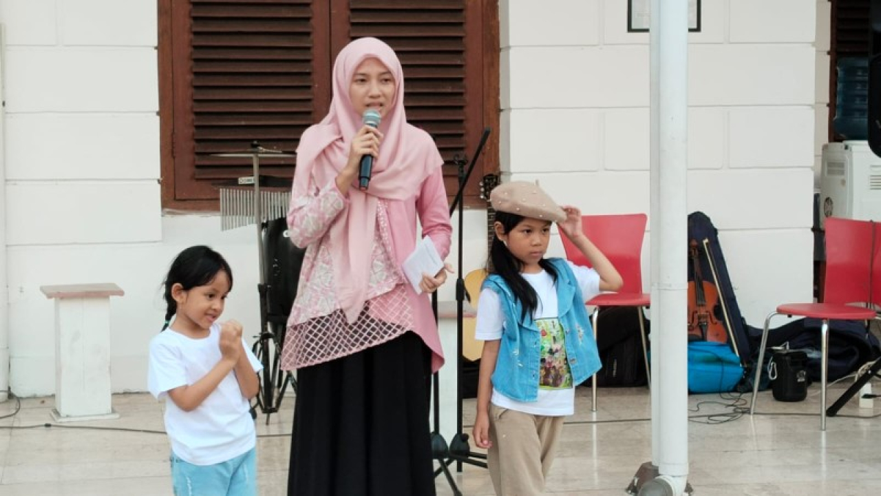 Sang Ibu Azzahra memberikan testimoni bakat anaknya. (ist)