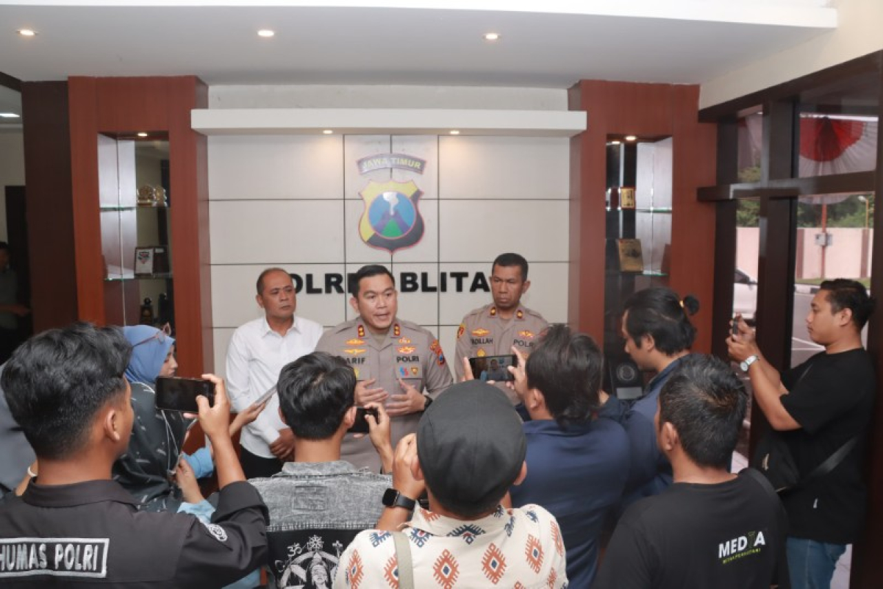 Kapolres Blitar AKBP Arif Fazlurrahman, S.H., S.I.K., M.Si, melaksanakan doorstop di hadapan awak media pada Senin (28/7/25). (ist)