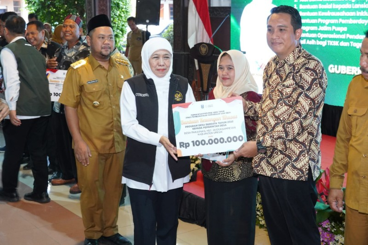 Bupati Gresik Fabdi Akhmad Yani, Gubernur Jatim Khofifah berikan bantuan sosial. Kegiatan bertajuk SAPA Bansos ini  digelar di Pendopo Kabupaten Gresik pada Senin (28/7), (ist)