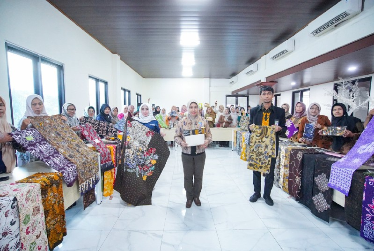 Didampingi Kepala Diskopukmperindag Ani Wijaya, Wali Kota Mojokerto Ning Ita memamerkan karya batik UMKM Kota Mojokerto. (ist)