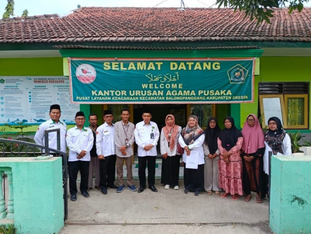 Kabid penais Kanwil Jatim, KUA Balongpanggang, YDSF, dan petani penerima manfaat. (ist)