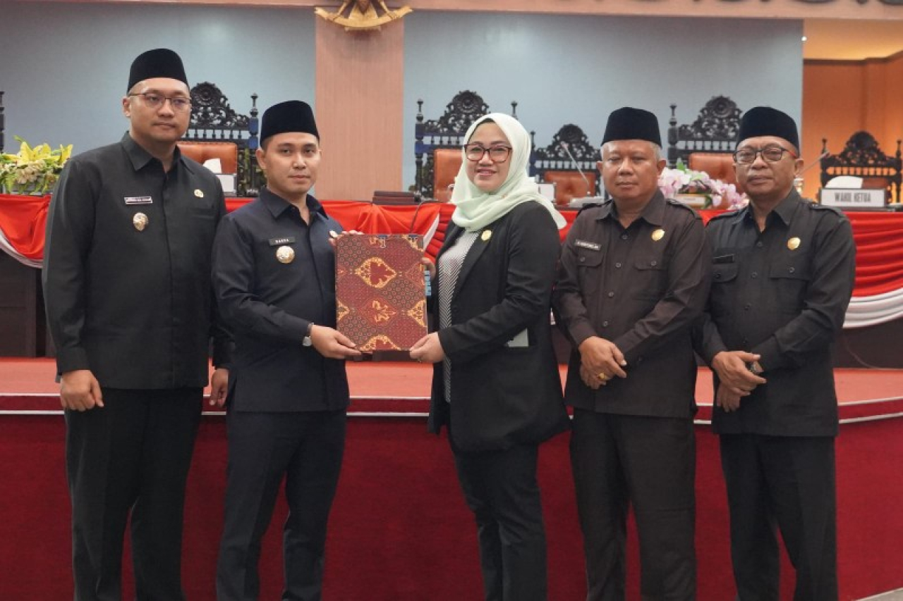 Bupati Mojokerto Muhammad Al Barra menerima Raperda P-APBD 2025 yang telah disahkan oleh DPRD Kabupaten Mojokerto. (ist)