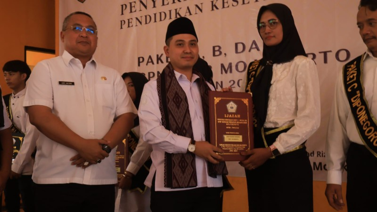 Bupati Mojokerto Gus Barra saat menyerahkan tanda tanda kelulusan sekolah kesetaraan SPNF SKB. (ist)