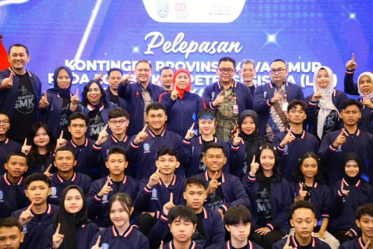 Gubernur bersama siswa SMK Jawa Timur sebelum mengikuti lomba LKS Tingkat Nasional 2025. (Ist)