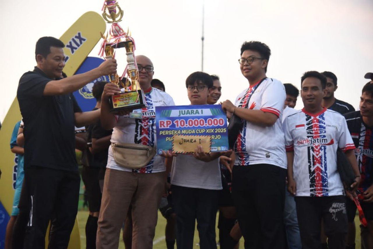 Bupati Sidoarjo Subandi menyerahkan hadiah kepada DMS FC Ngingas pada turnamen sepak bola Perseka Muda Cup Piala Bupati Sidoarjo 2025. (Ist)