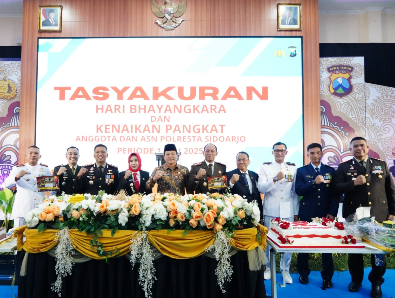 Bupati Sidoarjo Subandi dan wakil Bupati Mimik Idayana menghadiri acara HUT Bhayangkara ke 79. (Ist)