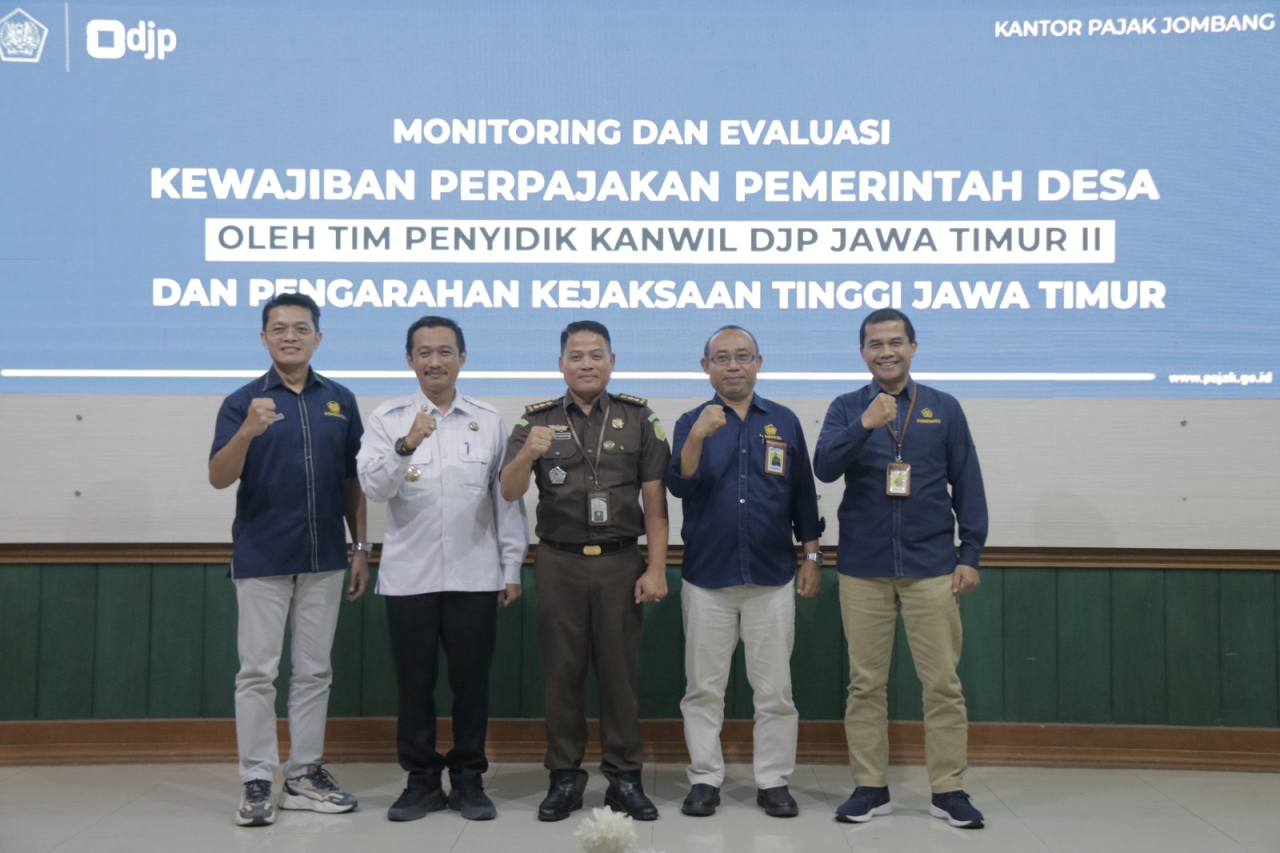 Koordinator PPNS Kanwil DJP Jatim II Paduanta Hutahayan, Kepala DPMD Jombang Sholahuddin Hadi Sucipto, Kasi Penerangan Hukum Kejati Jatim Windhu Sugiarto, Kepala KPP Pratama Jombang Syaiful Rakhman, Penyidik PNS Jatim II Nyoman Ardina foto bersama. (Ist)