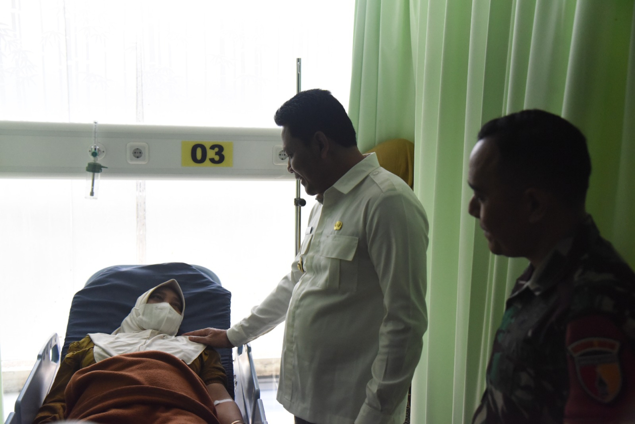 Bupati Sidoarjo Subandi saat berkunjung ke RS Anwar Medika Balongbendo dan menyapa pasien. (Ist)