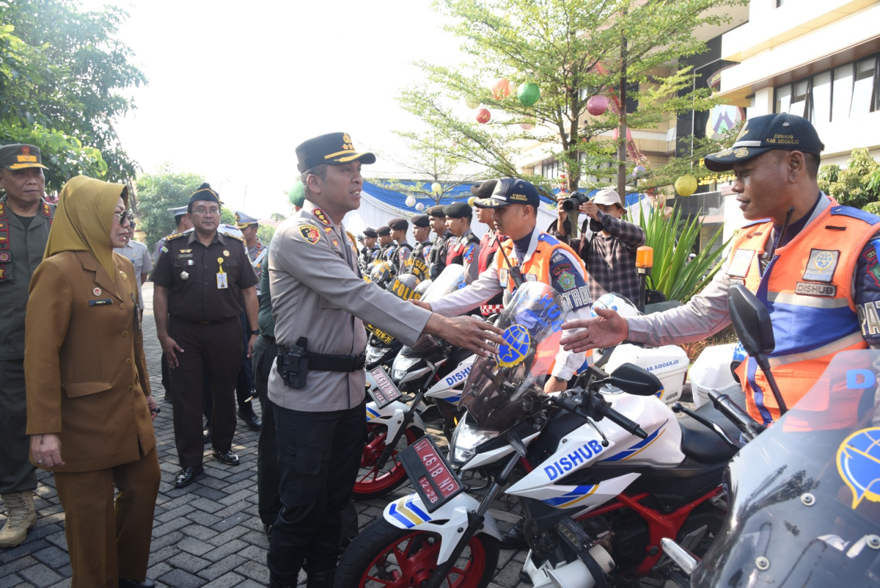 Kapolres Sidoarjo bersama, Sekda kabupaten Fenny saat menghadiri upacara apel Gelar Operasi Patuh Semeru 2025 di lapangan Mapolres Sidoarjo. (Ist)