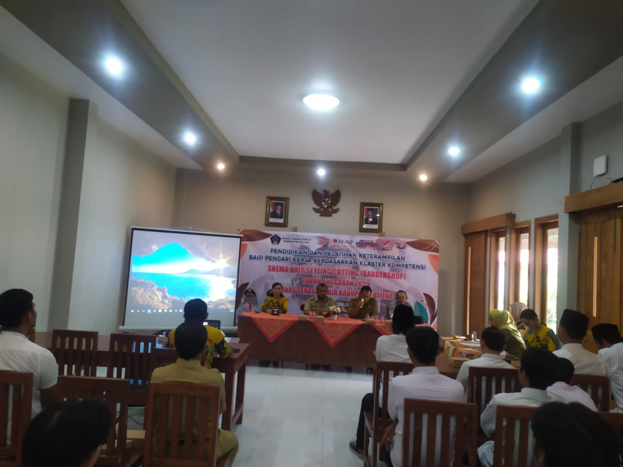 Disnaker Kabupaten Blitar gelar pelatihan tukang cukur bagi pencari kerja muda. (Ist)