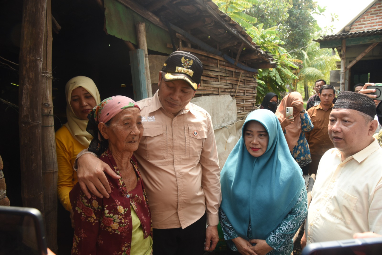 Bupati Sidoarjo Subandi Komitmen Bantu Rehab Rumah Tidak Layak Huni Dua Warga di Tarik