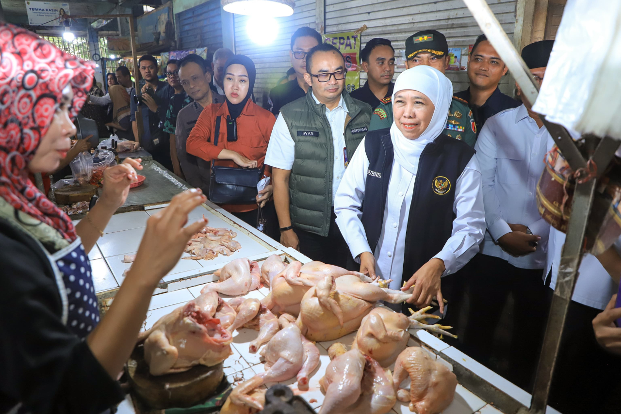 Gubernur Khofifah bercakap-cakap dengan pedagang ayam saat meninjau Pasar Tanjung Jember dan memastikan harga stabil dan distribusi bahan pokok lancar. (ist)
