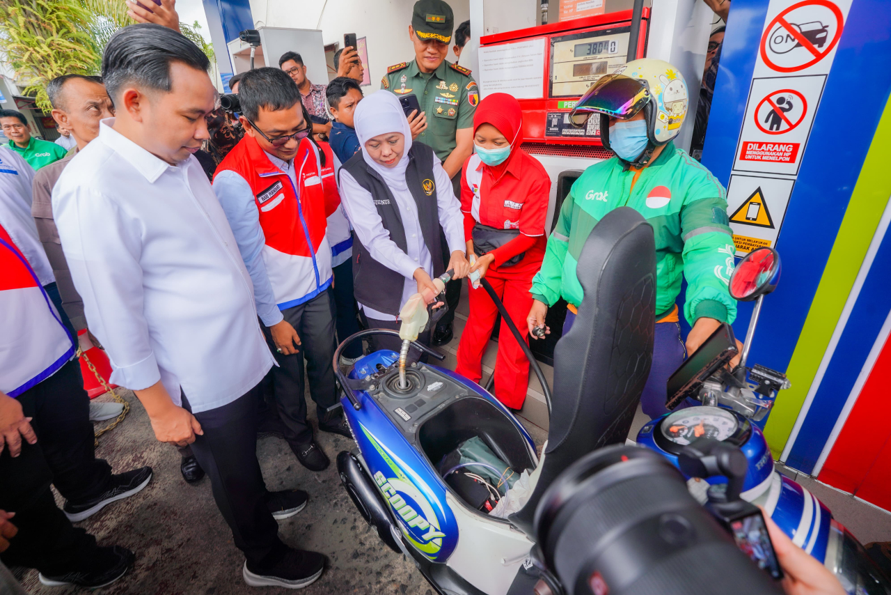 Suplai BBM di Jember Kembali Normal, Gubernur Khofifah Bersyukur dan Bagikan Bantuan Bensin Gratis Untuk Ojol