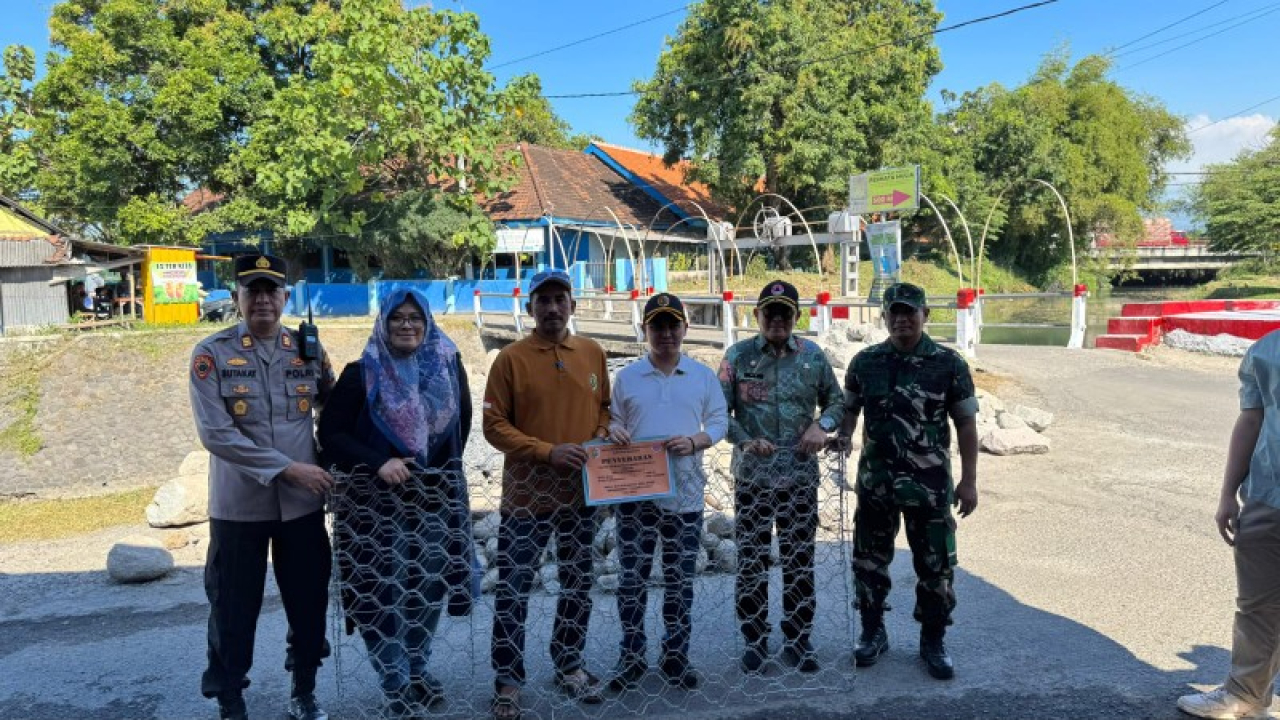 Bupati Mojokerto Gus Barra berikan bantuan material untuk bangun tanggul jebol di Dusun Genengan. (ist)
