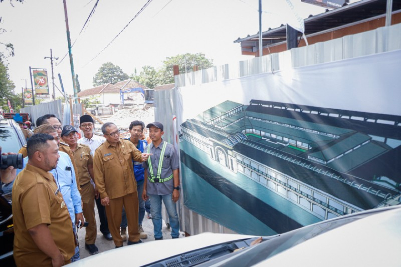 Bupati Fandi Akhmad Yani Wakil Bupati, Sekkab Gresik, melihat rencana pasar Sidayu. (ist)