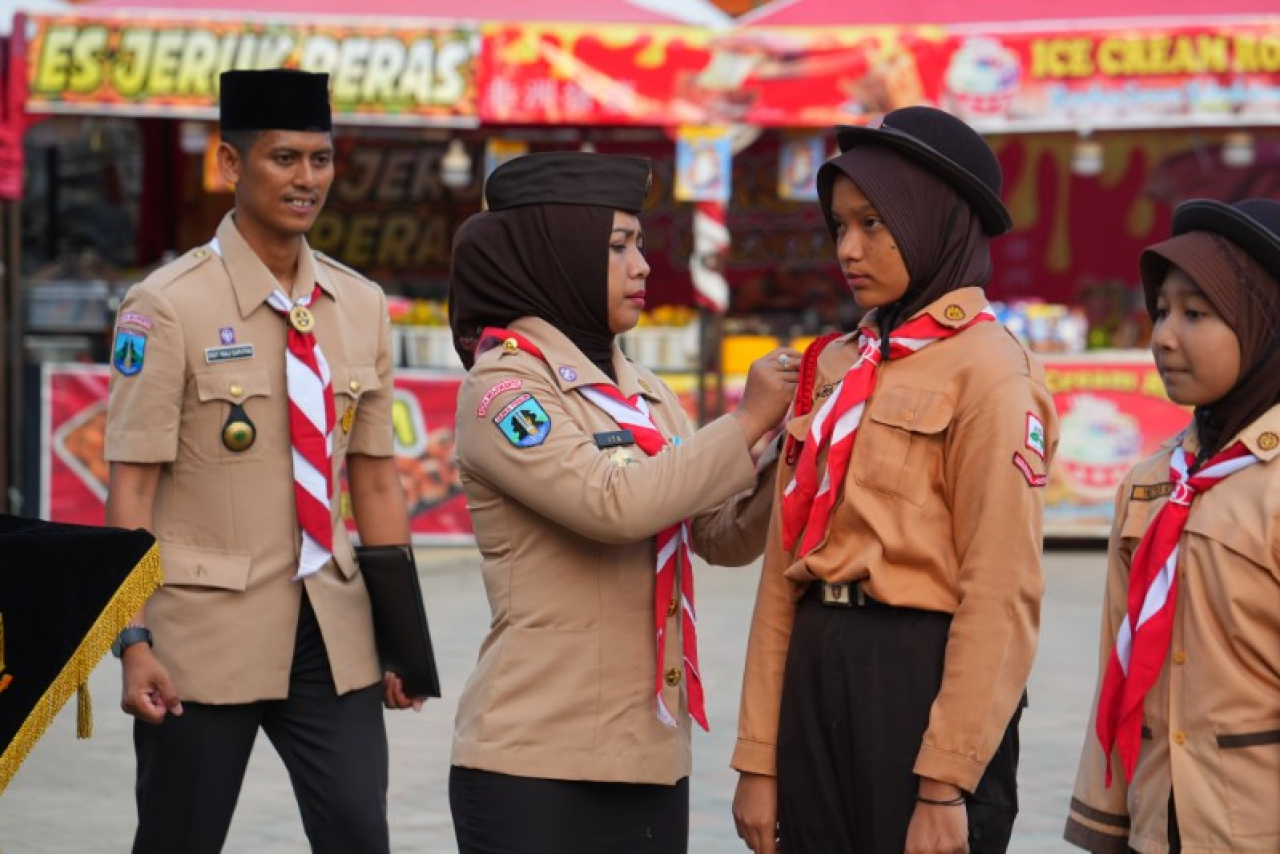 Wali Kota Ning Ita menyematkan tanda peserta Mojo Entrepreneurship Camp. (ist)