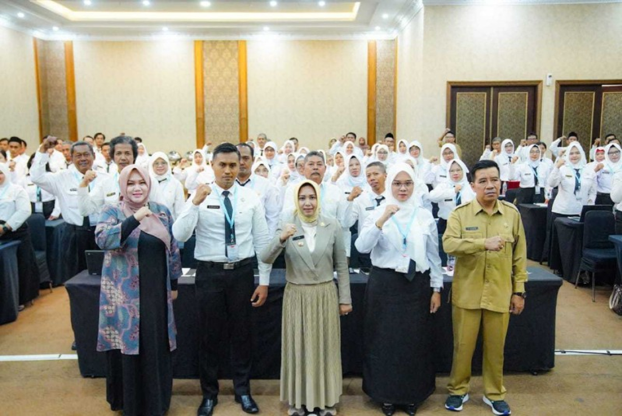 Para PPPK yang baru dilantik foto bersama Wali Kota Mojokerto Ika Puspitasari. (ist)