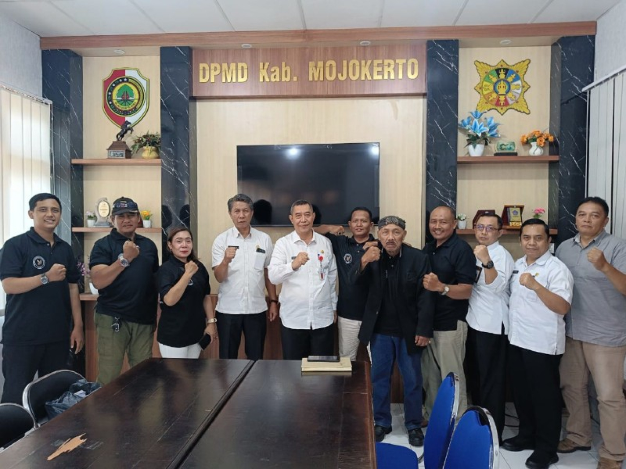 Pengurus PWMR foto bareng Kadis DPMD Yudha Akbar Prabowo, Kadiskominfo Nugraha Budhi Sulistya. (eko)