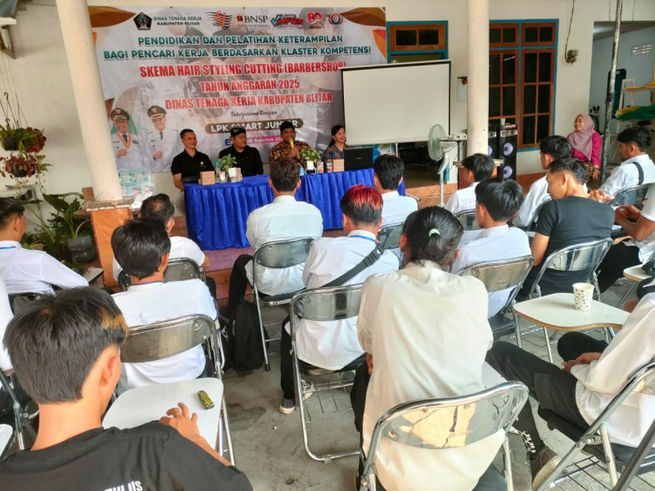 Dinas Tenaga Kerja (Disnaker) Kabupaten Blitar resmi menutup kegiatan pendidikan dan pelatihan skema Hair Styling Cutting (Barbershop) bagi pencari kerja, Jumat (8/8/2025).(ist)