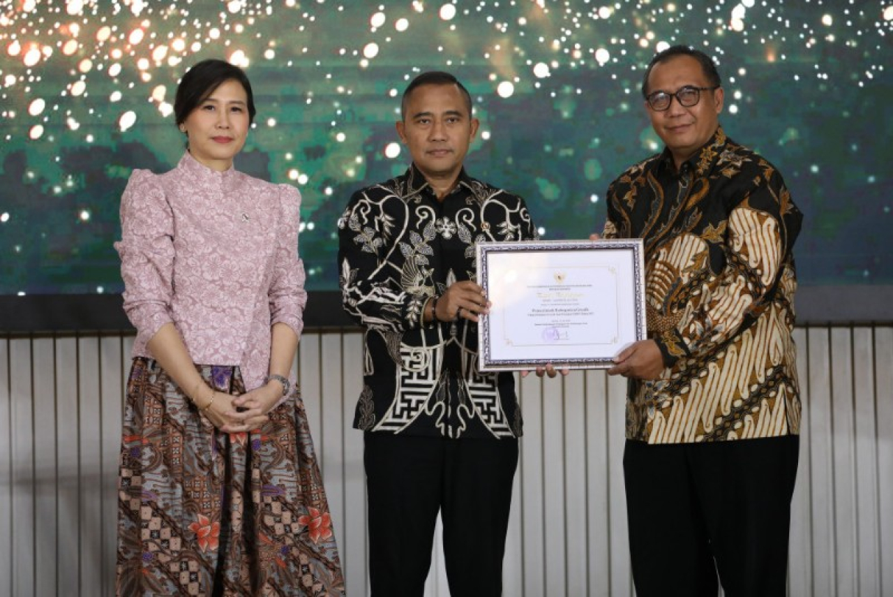 Sekkab Gresik Achmad Washil Miftahul Rahman, saat menerima penghargaan. (ist)