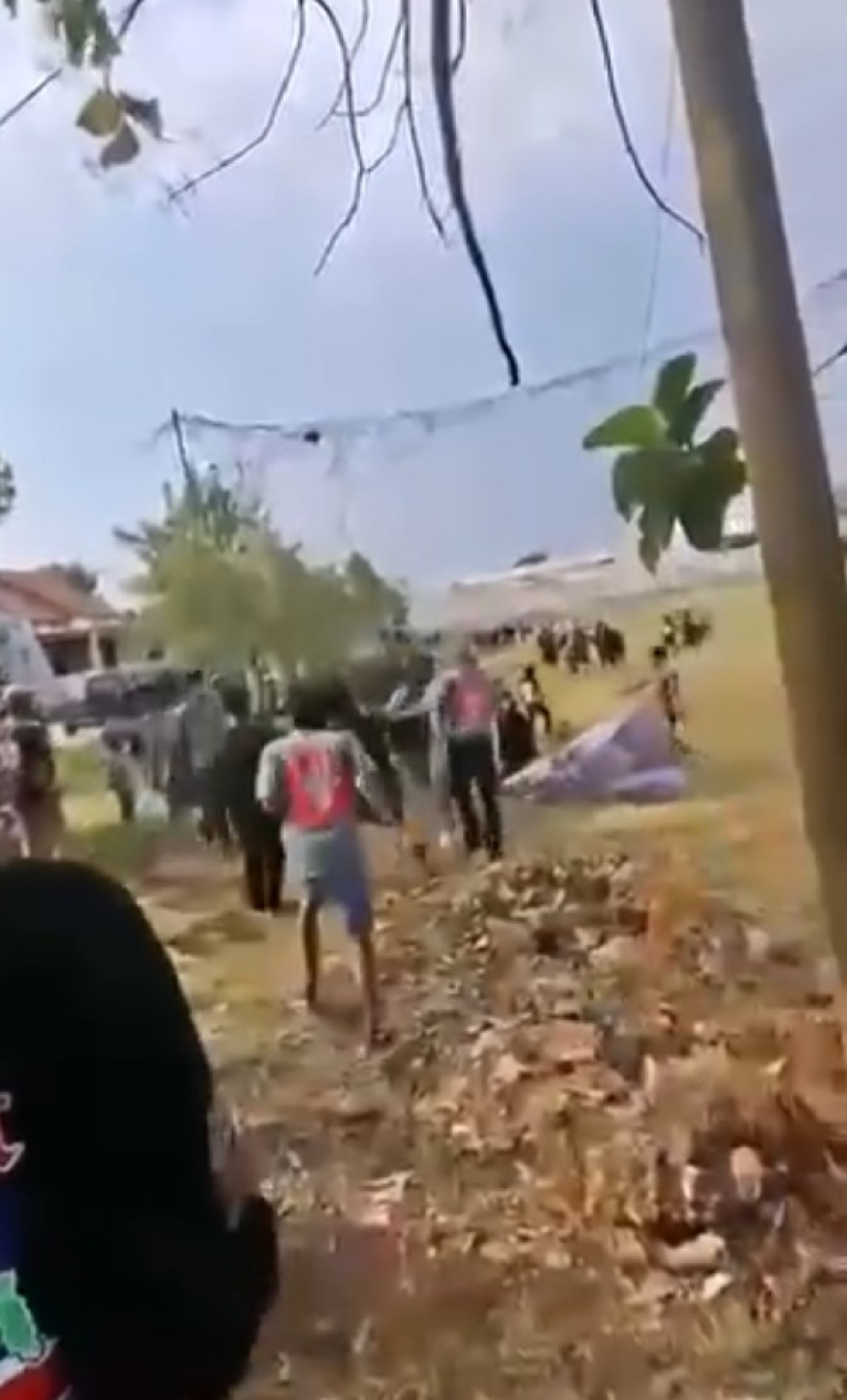 video viral sebuah tawuran antar pemuda yang diduga saat gerak jalan Wadebg - Sidayu Gresik. (ist)