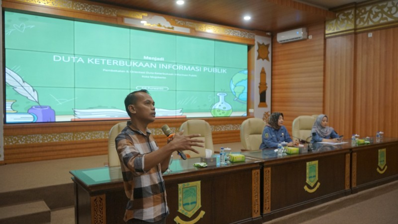 Edi Purwanto, Ketua Komisi Informasi Jawa Timur menjadi narsum Bimtek Keterbukaan Informasi Publik yang digelar oleh Diskominfo Kota Mojokerto di Command Center. (ist)