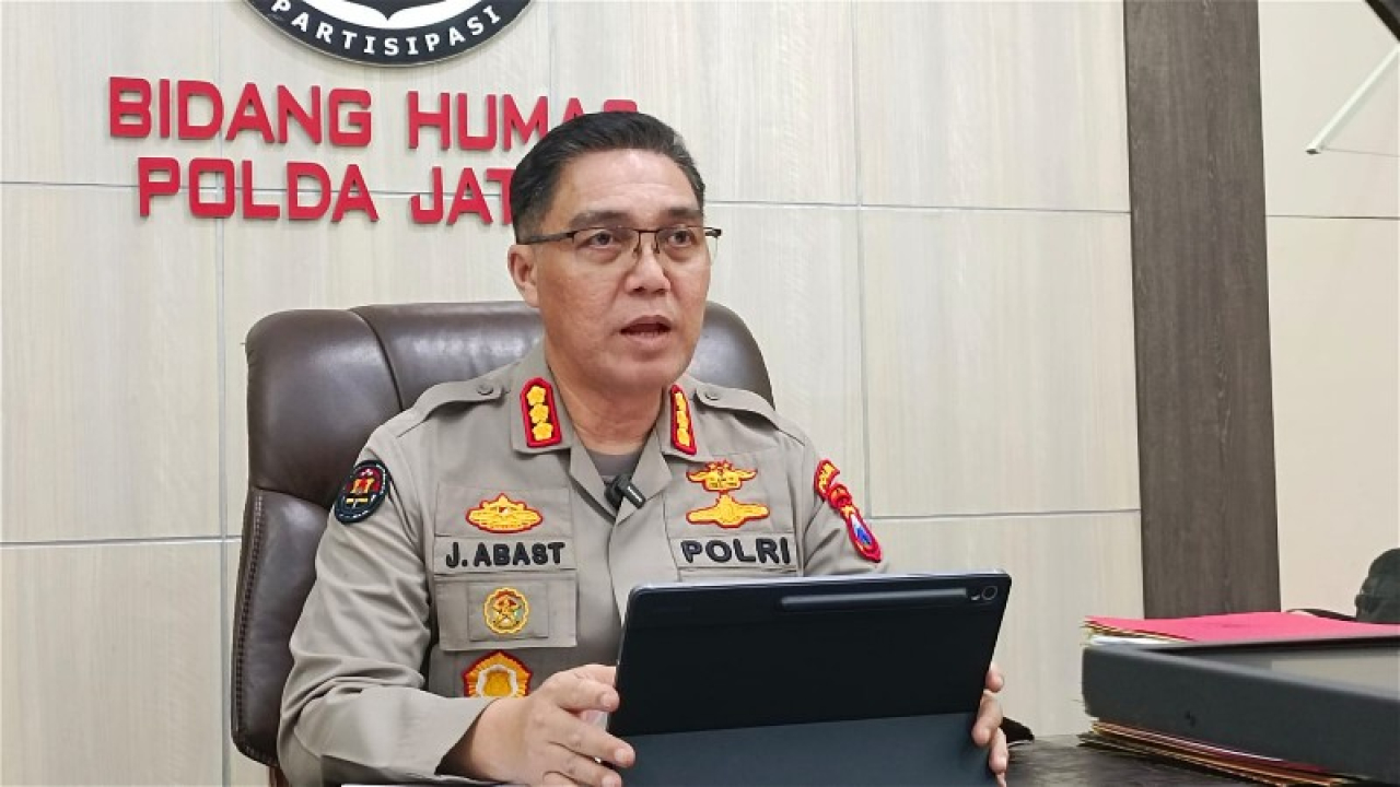 Kabid Humas Polda Jatim Kombes Pol. Jules Abraham Abast saat konferensi pers terkait penegakan aturan Sound Horeg. (ist)