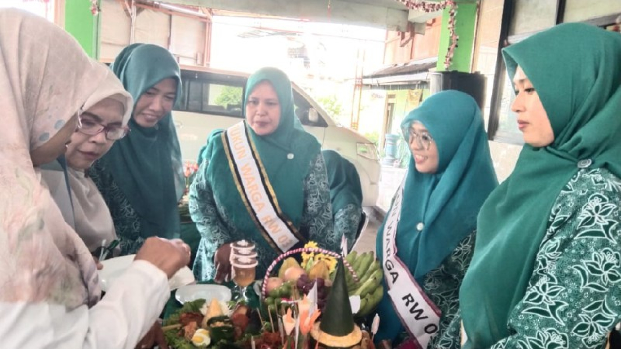Salah satu kelompok ibu ibu peserta lomba memasak. (ist)
