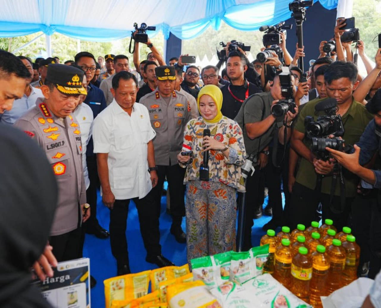 Kapolri Jenderal Listyo Sigit Prabowo bersama Kabulog secara resmi menandai Gerakan Pangan Murah. (ist)