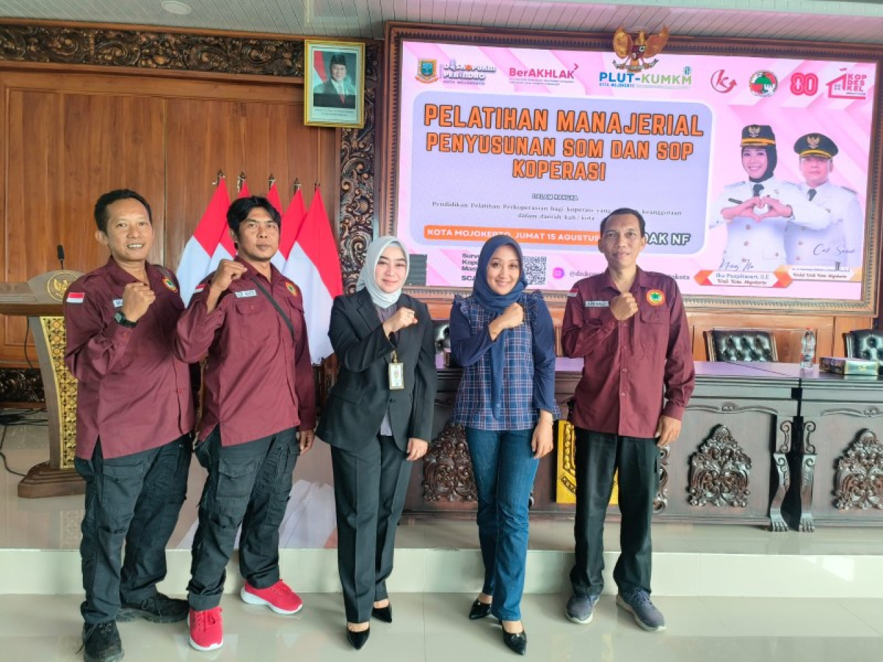 Kadis Kopukmperindag Kota Mojokerto, Ani Wijaya foto bersama anggota KKMP Gunung Gedangan. (foto: eko/B-news.id )