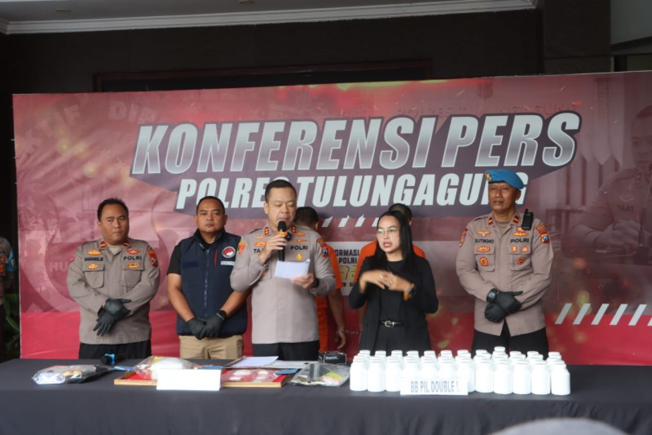 Kapolres Tulungagung dalam konferensi pers terkait pengungkapan kasus narkoba dengan bb 1,2 kg sabu. (ist)