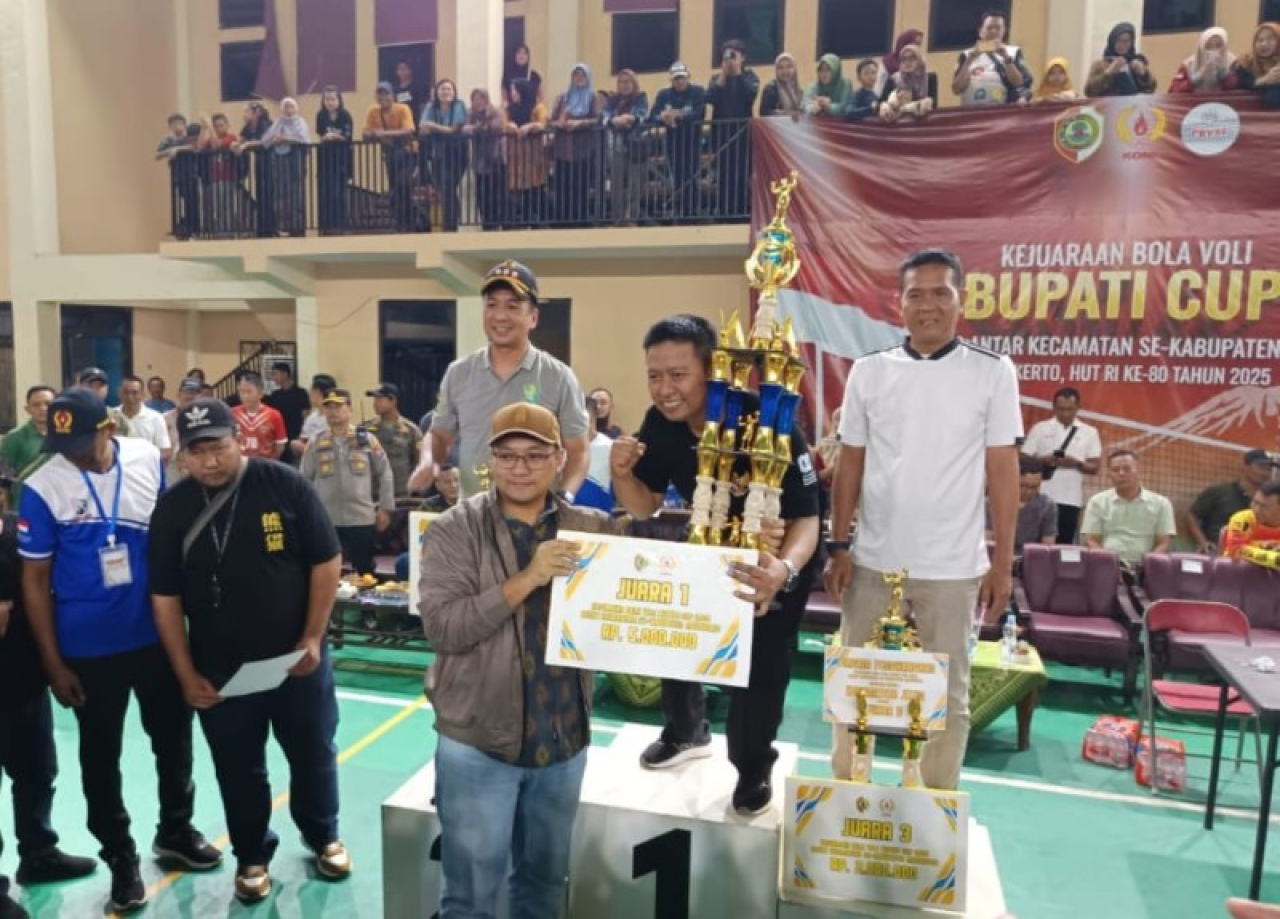 Wabup Mojokerto Rizal Octavian menyerahkan hadiah dan trophi kepada para pemenang. (ist)