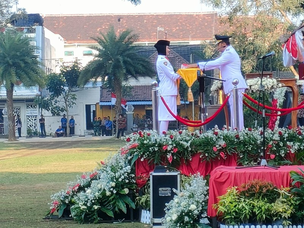 penyetahan bebdera merah putih oleh paskibraka. (ist)