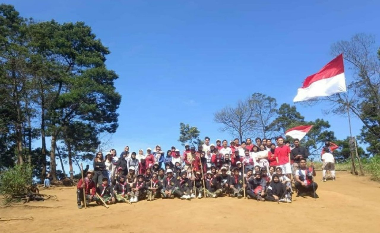 Astrea Independent Malang Jatim Bersama Pencinta Alam Kibarkan Bendera Nerah Putih di Lereng Arjuno. (ist)
