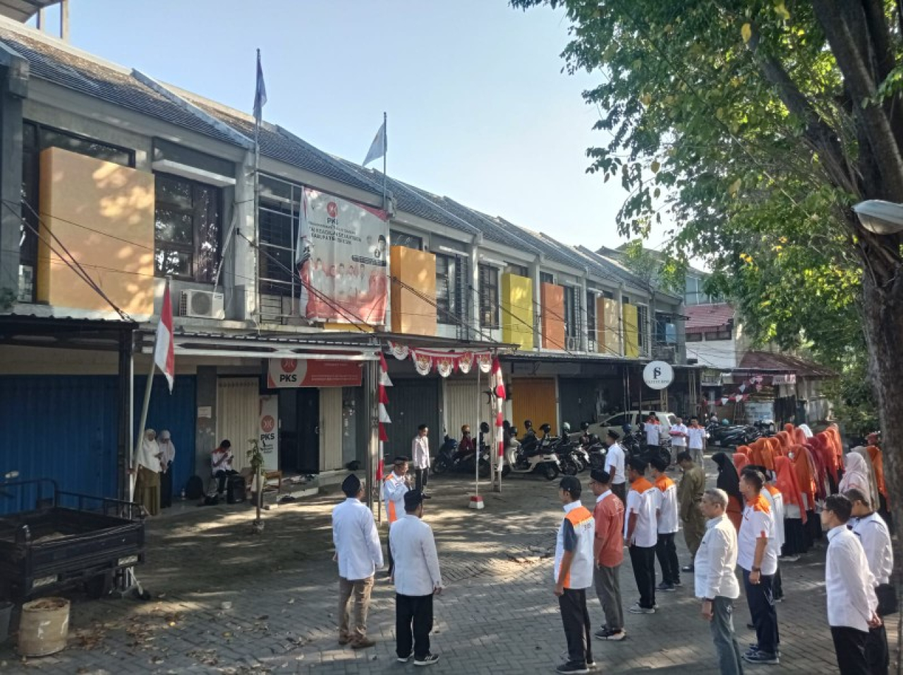 Suasana upacara di depan Kantor PKS Gresik. (ist)
