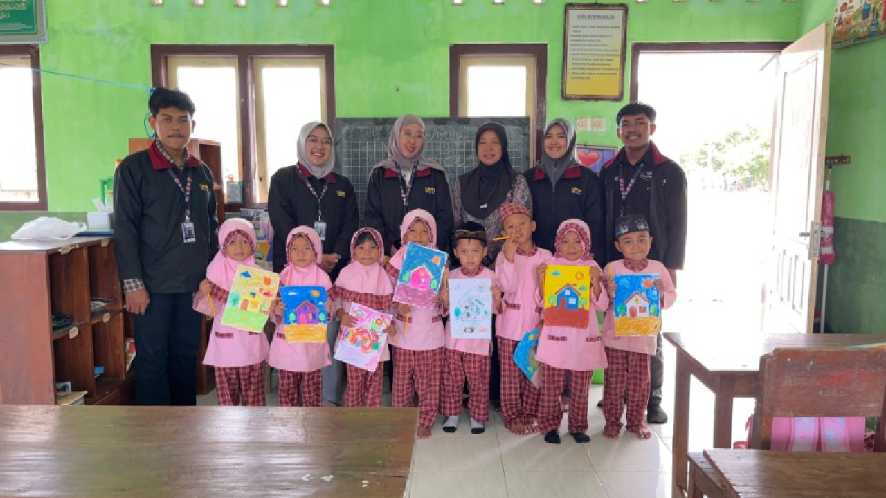 Mahasiswa Universitas Muhammadiyah Malang (UMM) saat melakukan KKN Berdampak di Desa Plumpungrejo Kabupaten Blitar. (ist)